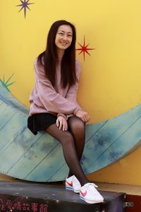 林芳芳外出玩时在草地上脱掉球鞋露出黑丝脚