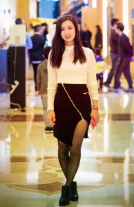 堂堂姐穿侧开叉黑裙配黑丝有一些小性感