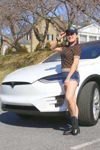 穿牛仔热裤开特斯拉Model X的富婆