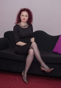 国外丰满的熟女姐妹们穿高跟鞋坐成一排翘二郎腿