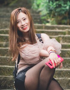 美女堂堂穿黑丝袜配运动鞋外出背包旅行