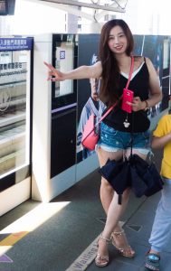堂堂姐穿牛仔热裤乘坐地铁出行