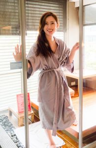 在酒店拍堂堂穿睡衣照片