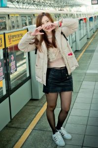 美女堂堂穿黑丝袜配运动鞋外出背包旅行