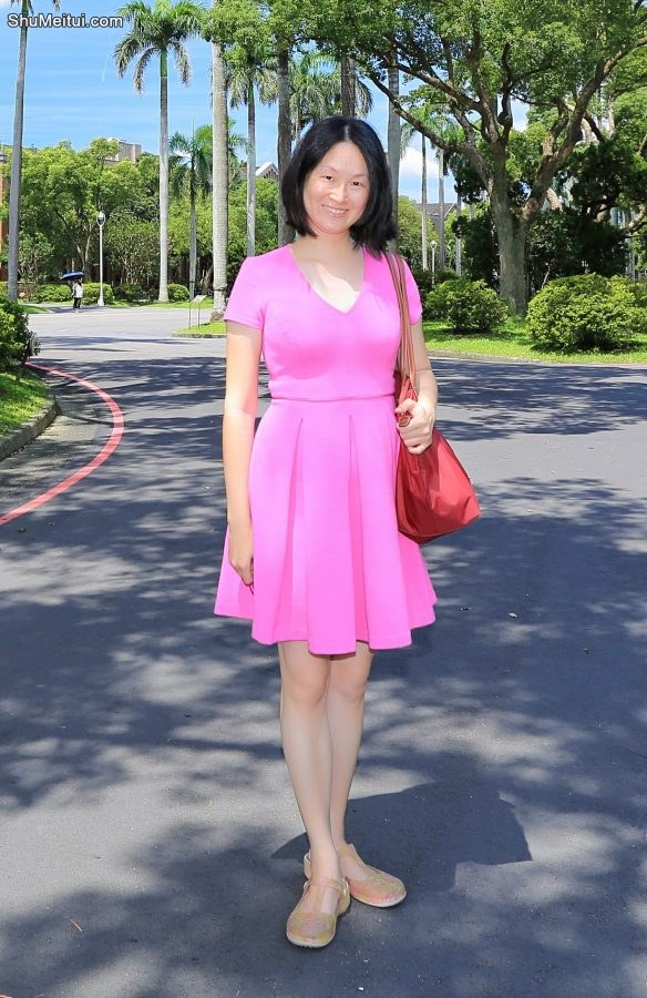 Elin姐穿紫色短裙在大学校园里清新拍照片[第6张/共9张]