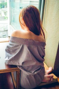 在酒店拍堂堂穿睡衣照片