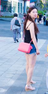 堂堂姐穿牛仔热裤乘坐地铁出行