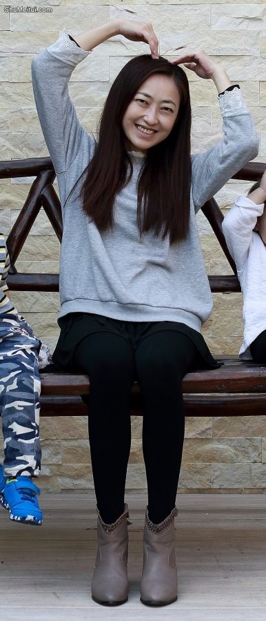 美女林芳芳穿黑色裤袜明媚外拍[第2张/共5张]