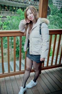 美女堂堂穿黑丝袜配运动鞋外出背包旅行