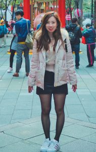 美女堂堂穿黑丝袜配运动鞋外出背包旅行