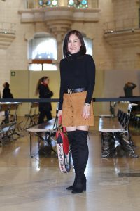 腿穿长靴在国外旅游的人妻珍升姐