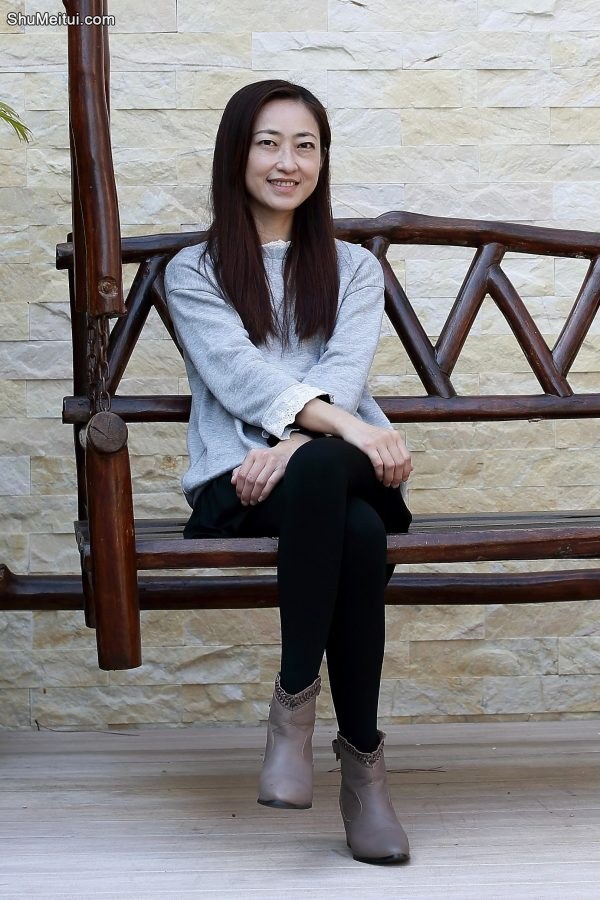 美女林芳芳穿黑色裤袜明媚外拍[第1张/共5张]