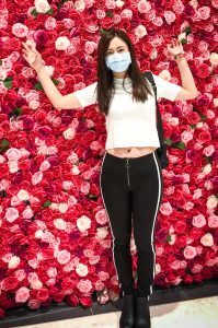 带口罩的堂堂穿了紧身运动裤凸显美腿曲线