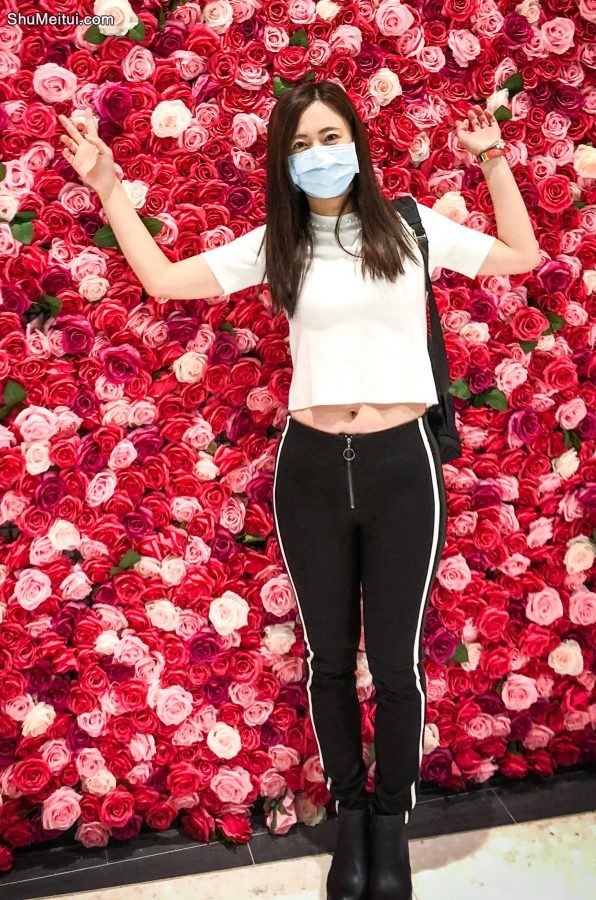 带口罩的堂堂穿了紧身运动裤凸显美腿曲线[第2张/共3张]