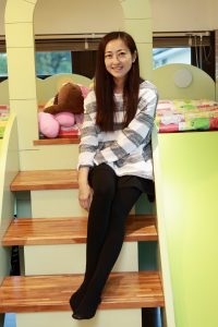 林芳芳不穿鞋露出穿了裤袜的脚