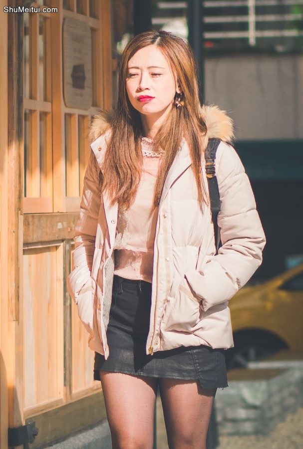 美女堂堂穿黑丝袜配运动鞋外出背包旅行[第3张/共7张]