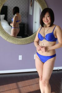 珍升姐穿蓝色比基尼泳衣秀成熟好身材