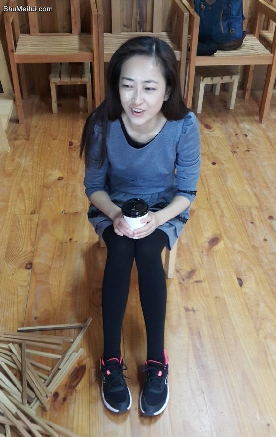 林芳芳运动鞋裤袜细腿[第2张/共5张]