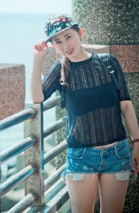 堂堂姐穿超短热裤外出 大腿太白太好看