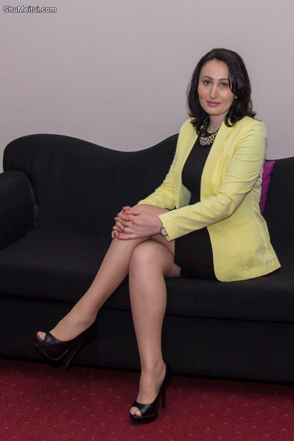 国外丰满的熟女姐妹们穿高跟鞋坐成一排翘二郎腿[第2张/共5张]