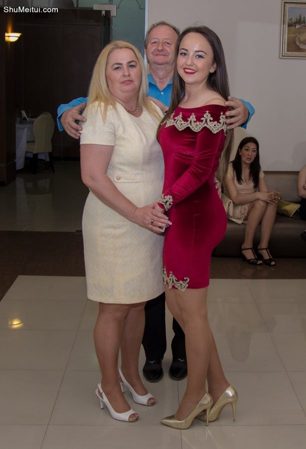 国外丰满的熟女姐妹们穿高跟鞋坐成一排翘二郎腿[第5张/共5张]