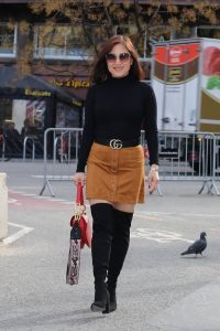 腿穿长靴在国外旅游的人妻珍升姐