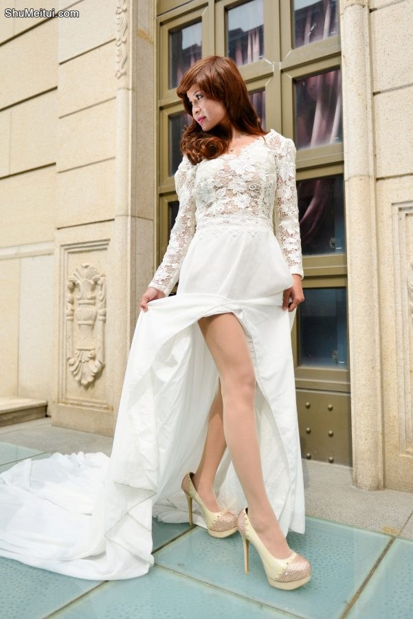 翠嫂撩动白裙故意露出长腿让你欣赏[第1张/共10张]