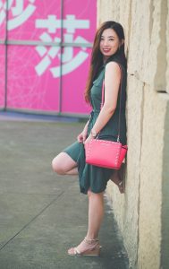 堂堂姐在购物中心拍照换了两套衣服