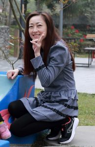 林芳芳运动鞋裤袜细腿