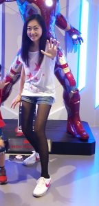 林芳芳牛仔短裤配黑丝袜