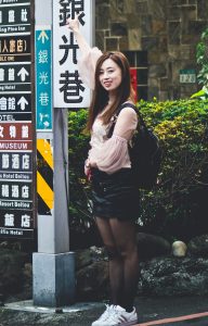 美女堂堂穿黑丝袜配运动鞋外出背包旅行