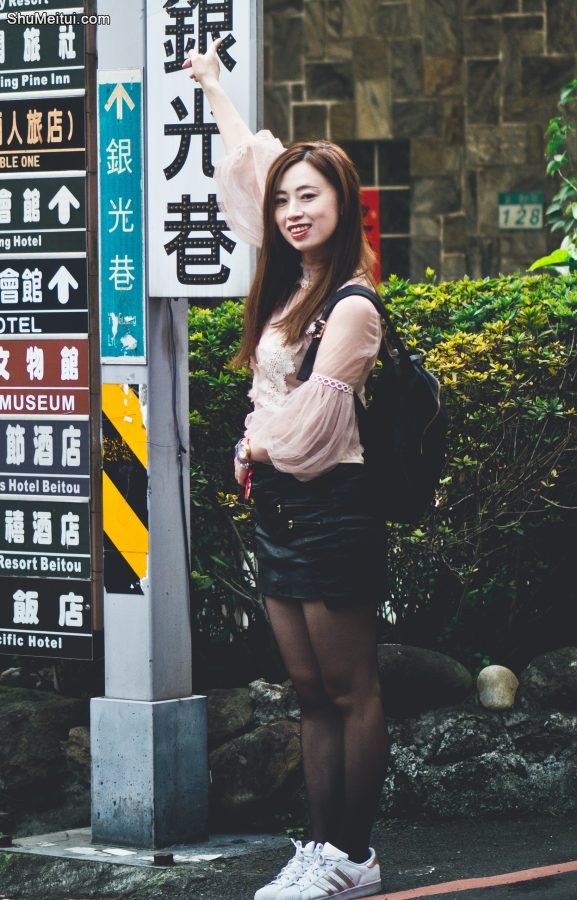 美女堂堂穿黑丝袜配运动鞋外出背包旅行[第5张/共7张]