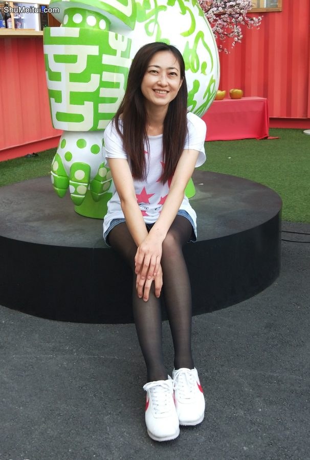 林芳芳牛仔短裤配黑丝袜[第1张/共5张]