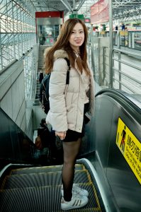 美女堂堂穿黑丝袜配运动鞋外出背包旅行