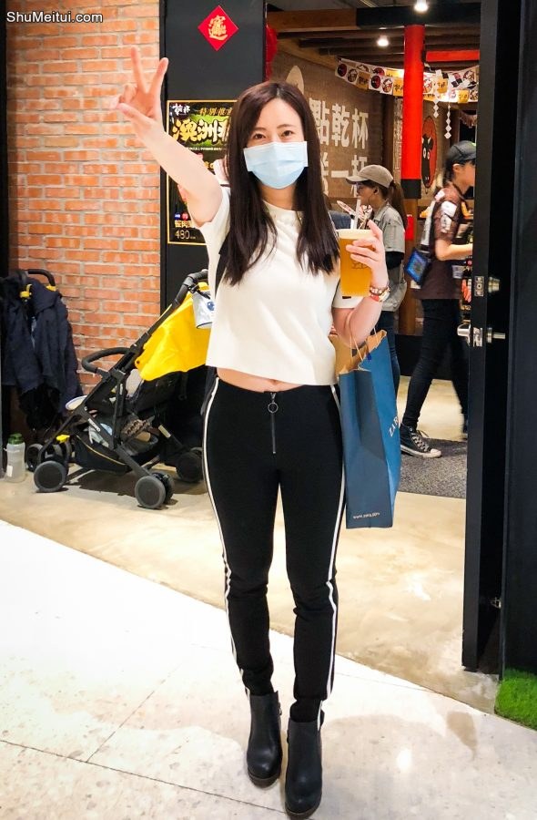 带口罩的堂堂穿了紧身运动裤凸显美腿曲线[第1张/共3张]
