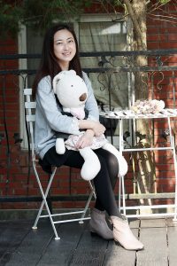 美女林芳芳穿黑色裤袜明媚外拍