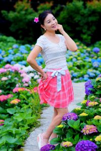 在花丛中拍照的韵味美熟诗舞姐