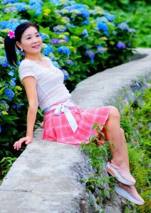 在花丛中拍照的韵味美熟诗舞姐