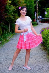 在花丛中拍照的韵味美熟诗舞姐