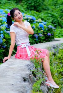 在花丛中拍照的韵味美熟诗舞姐