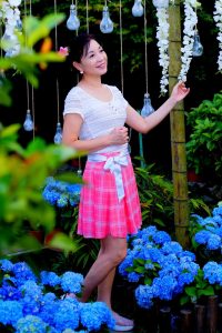 在花丛中拍照的韵味美熟诗舞姐