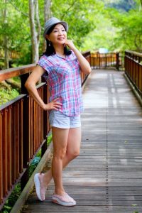 诗舞姐在景区拍照展露成熟美腿