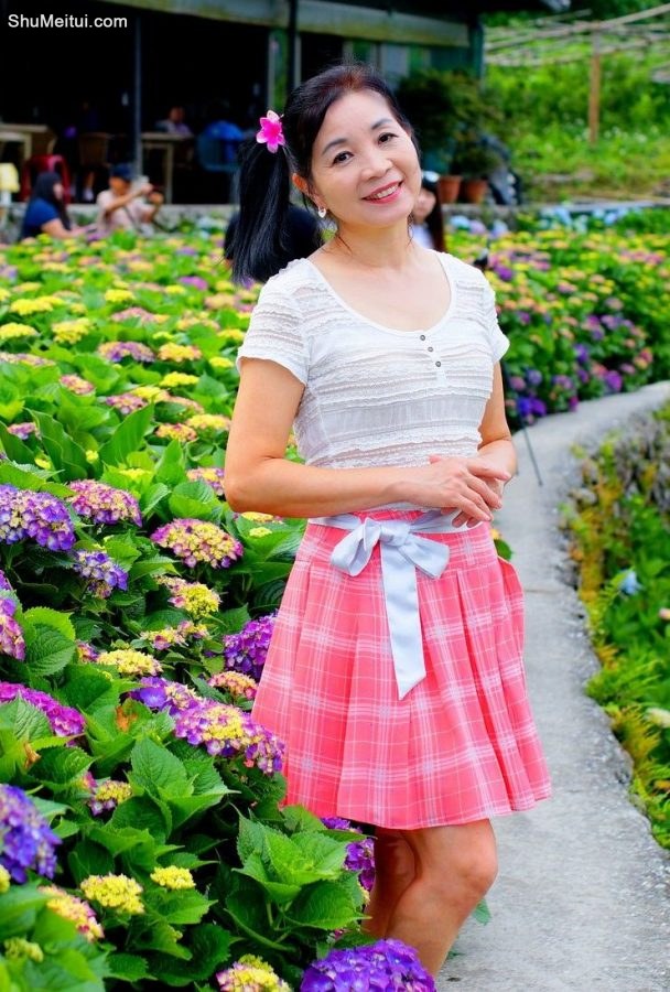 在花丛中拍照的韵味美熟诗舞姐[第2张/共30张]