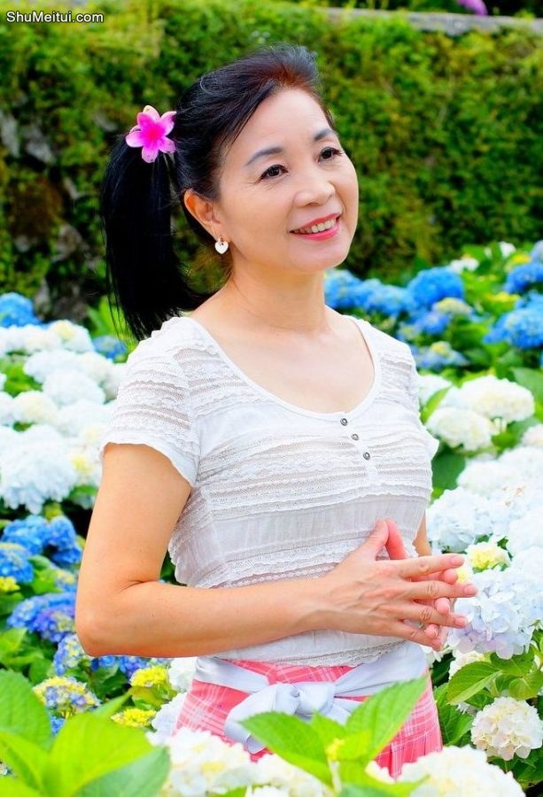 在花丛中拍照的韵味美熟诗舞姐[第8张/共30张]