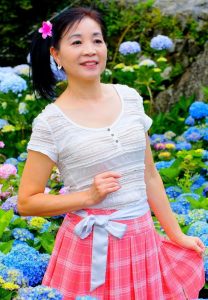 在花丛中拍照的韵味美熟诗舞姐