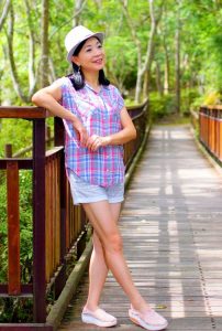 诗舞姐在景区拍照展露成熟美腿