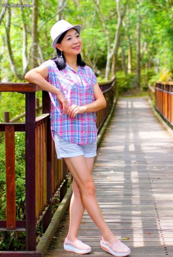 诗舞姐在景区拍照展露成熟美腿[第4张/共26张]