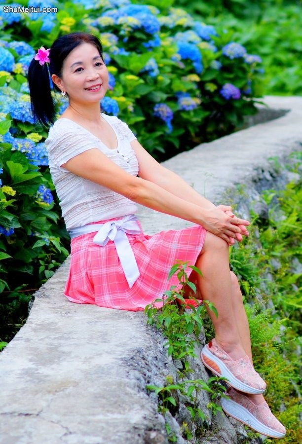在花丛中拍照的韵味美熟诗舞姐[第17张/共30张]