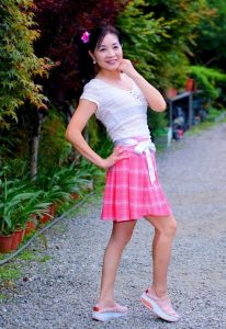 在花丛中拍照的韵味美熟诗舞姐