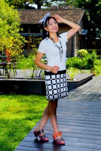 诗舞姐穿凉拖高跟露红趾甲油